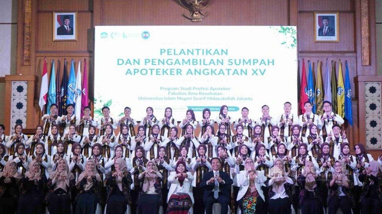 Sebanyak 37 Dokter UIN Jakarta dan 15 apoteker baru UIN Syarif Hidayatullah Jakarta telah mengucapkan sumpah profesi, siap berbakti di Hari Santri 2025. Simak selengkapnya!