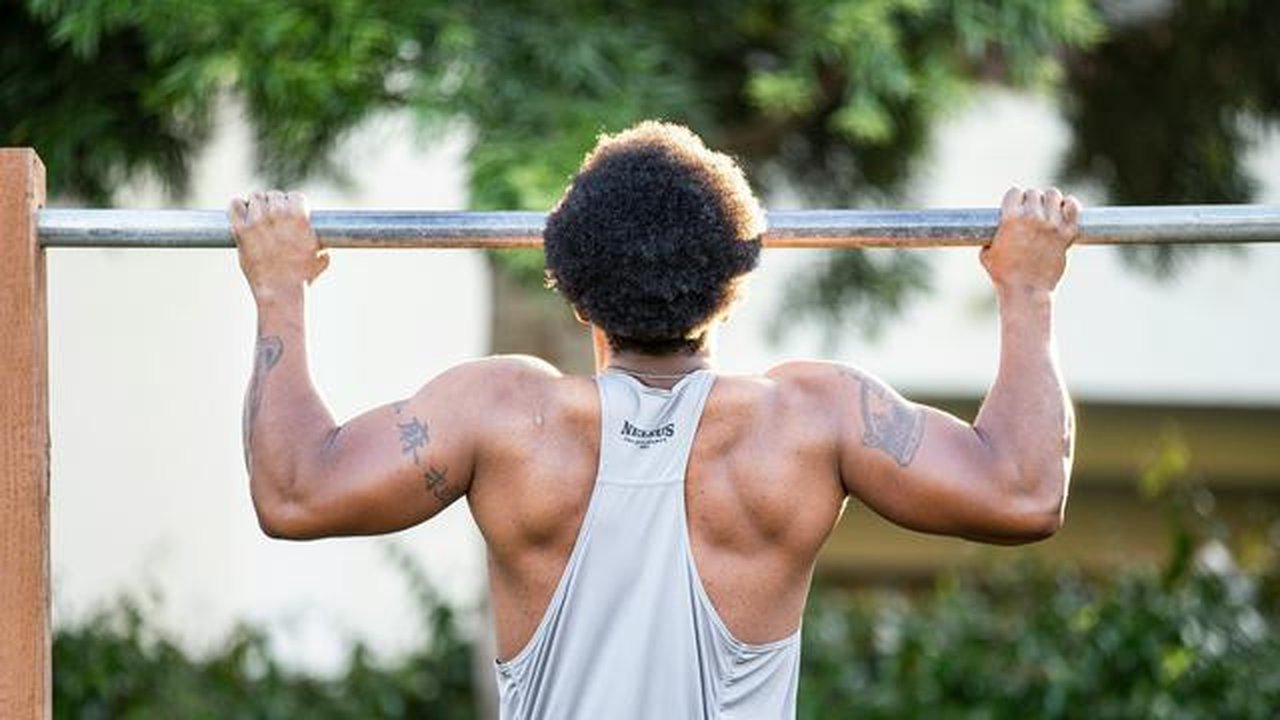 Olahraga pull-up dapat membuat wajah tampak lebih awet muda. (foto: lawrence crayton/unsplash)