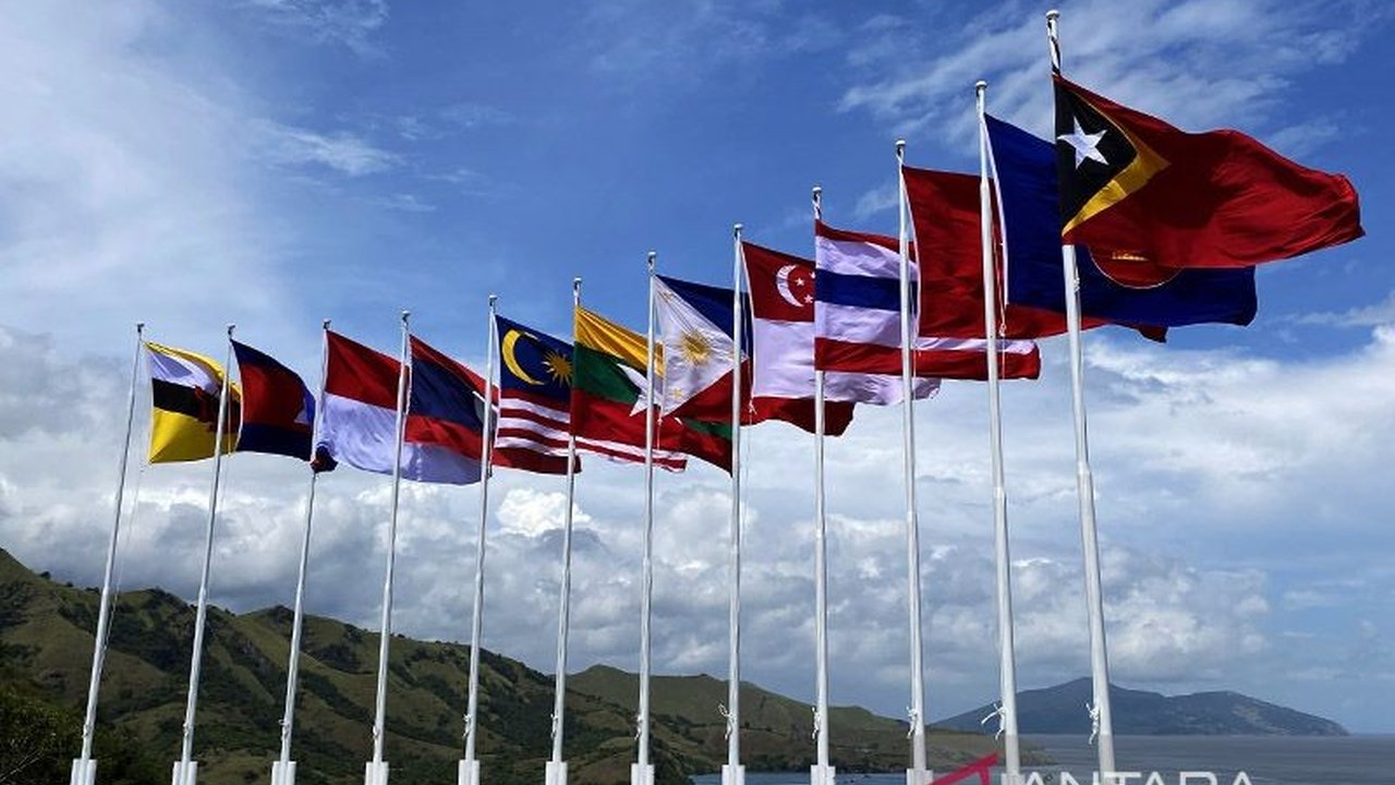 Timor-Leste kini resmi menjadi bagian dari Zona Bebas Senjata Nuklir Asia Tenggara (SEANWFZ) setelah menyerahkan instrumen aksesi, menandai langkah penting bagi perdamaian regional dan penguatan posisi ASEAN.