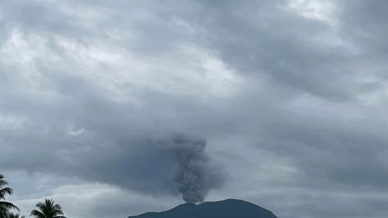 Gunung Ibu di Halmahera Barat kembali erupsi, melontarkan abu vulkanik hingga 900 meter. Simak detail dampak dan imbauan keselamatan terkait Erupsi Gunung Ibu yang perlu Anda ketahui.