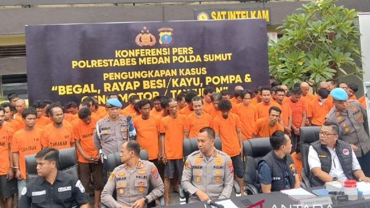Polrestabes Medan gencar memburu pengusaha **penampung barang curian** setelah dua kasus pencurian material bermuara pada satu botot, dua karyawan telah diamankan. Siapa pemiliknya?