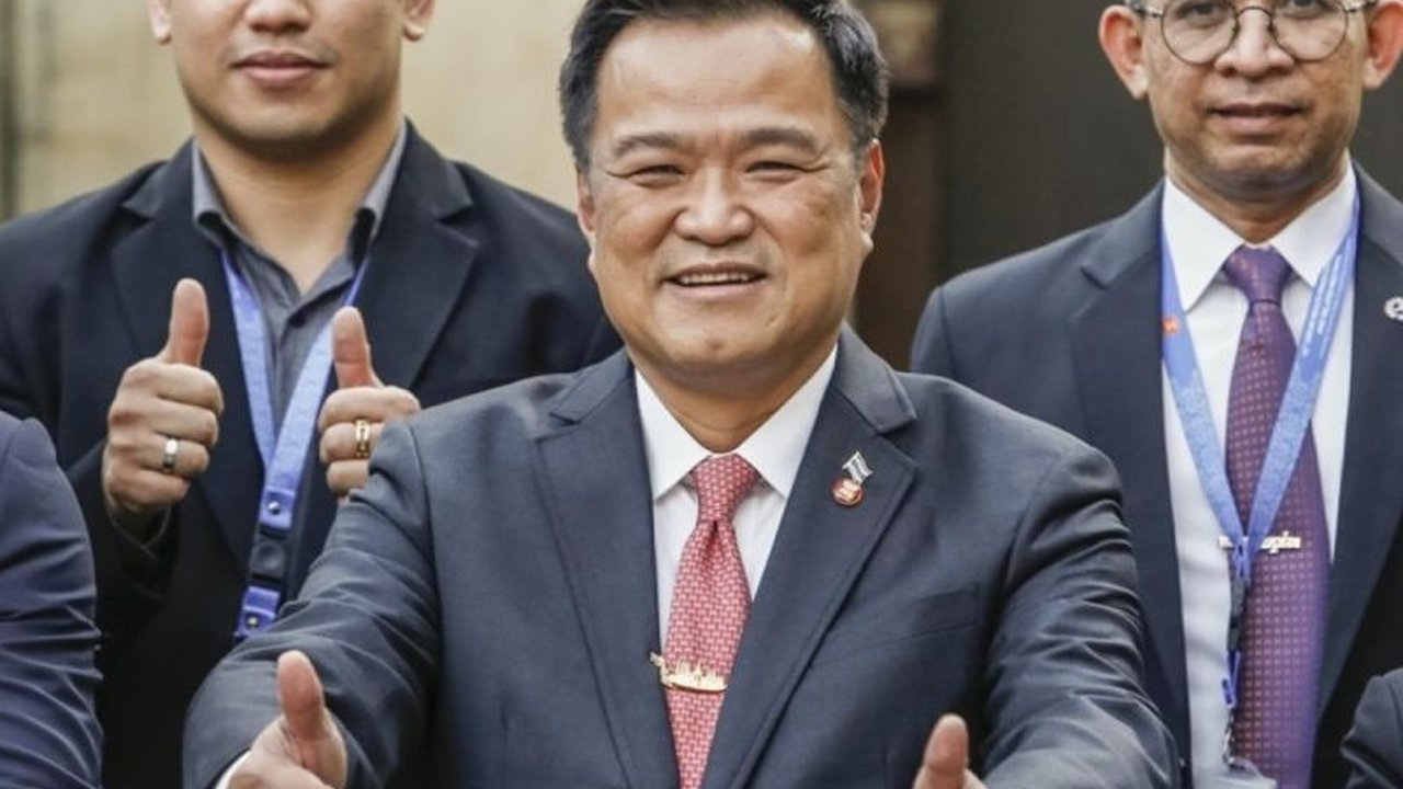 PM Thailand Anutin Charnvirakul dipastikan absen KTT ASEAN ke-47 di Kuala Lumpur. Pembatalan ini terkait masa berkabung nasional wafatnya Ratu Sirikit. Mengapa penting bagi hubungan bilateral?