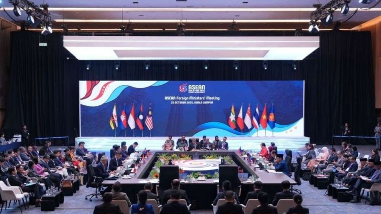 Menteri Luar Negeri RI Sugiono menegaskan dukungan Indonesia agar ASEAN lebih aktif tangani Krisis Myanmar, menekankan Konsensus Lima Poin. Akankah langkah ini membawa perubahan signifikan?
