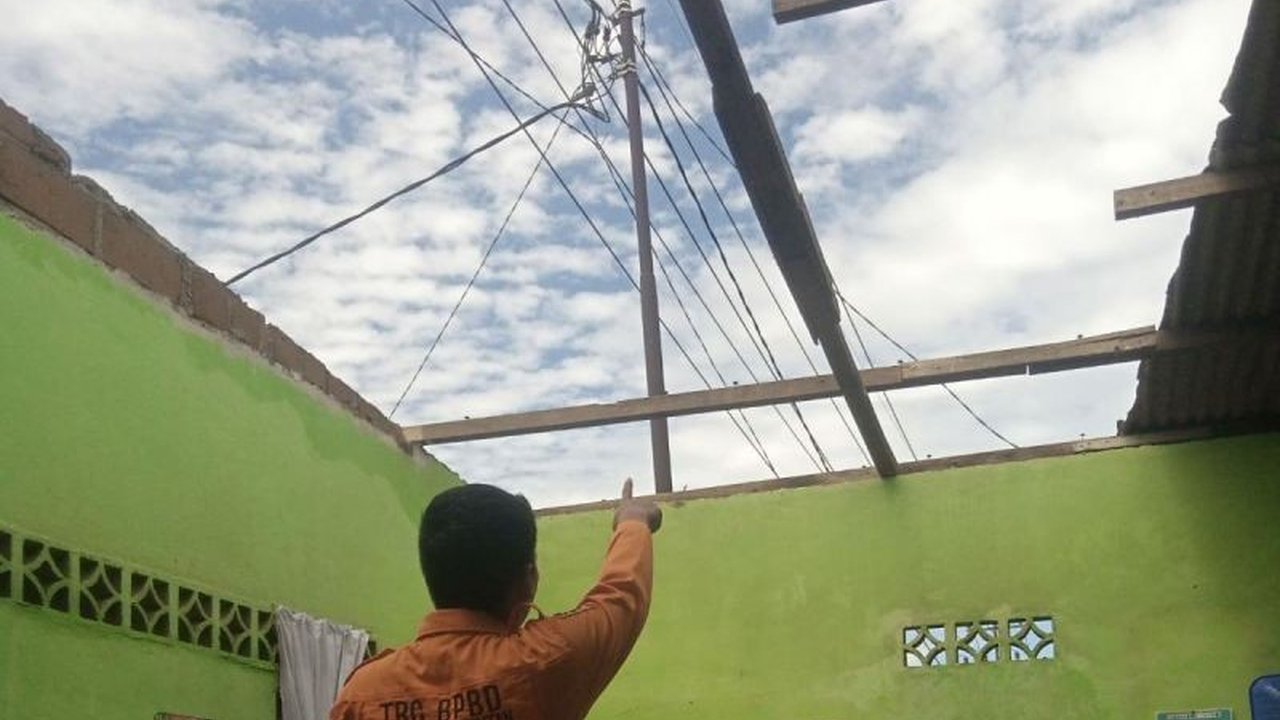 Bencana puting beliung Bintan menghantam tiga rumah warga di Kepri, menyebabkan kerusakan signifikan. BPBD Bintan bergerak cepat, mengimbau masyarakat waspada cuaca ekstrem. Simak selengkapnya!