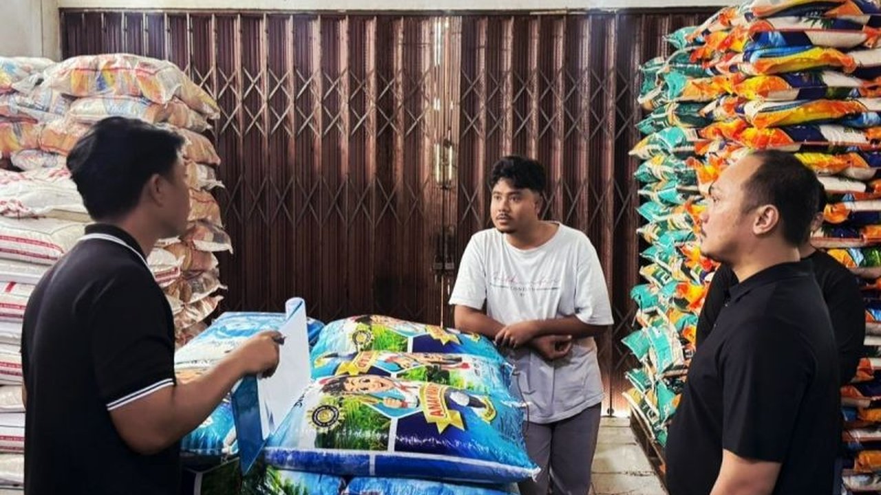 Satgas Pangan Polres Natuna melakukan inspeksi mendadak ke toko beras, memastikan Harga Beras Natuna tetap stabil sesuai HET dan stok aman. Apa saja hasil temuan mereka?
