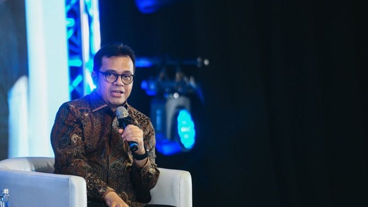 Wakil Menteri Komunikasi dan Digital mendorong pengembang AI untuk transparan dan akuntabel guna mitigasi risiko penyalahgunaan, terutama deepfake yang telah merugikan hingga Rp700 miliar. Akankah regulasi baru mampu membendungnya?