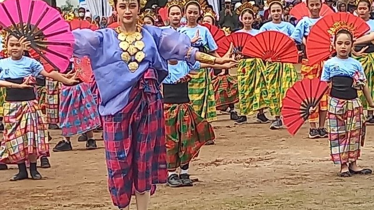 Sanggar Tari Ayodya Pala berhasil memecahkan Rekor MURI dengan penampilan 'Tari Bhinneka' yang melibatkan 1.117 penari, menunjukkan kekayaan budaya Indonesia. Bagaimana mereka melakukannya?