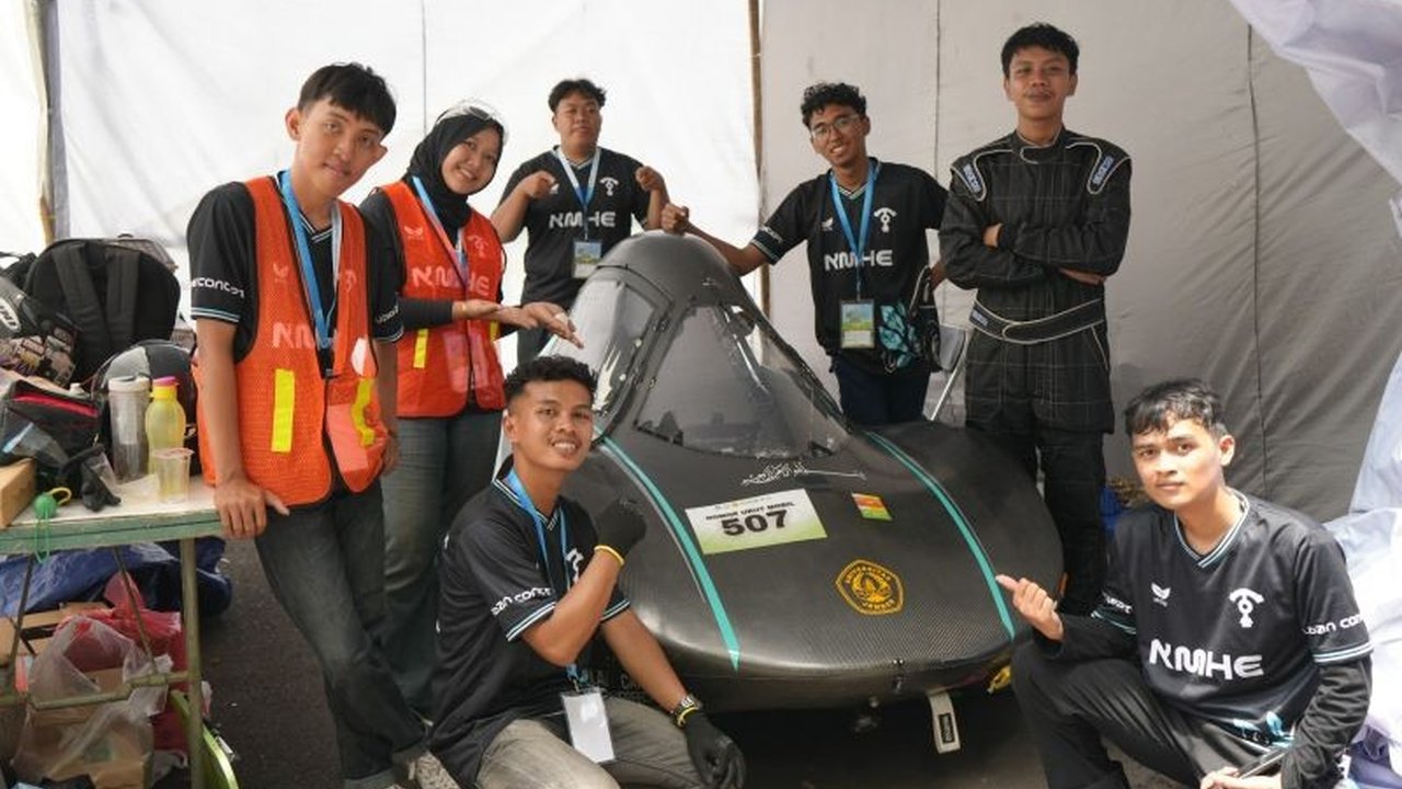 Sirkuit Universitas Jember dengan tikungan 90 derajat menjadi medan perang sesungguhnya bagi peserta Kontes Mobil Hemat Energi (KMHE) 2025. Akankah tim tuan rumah berjaya?