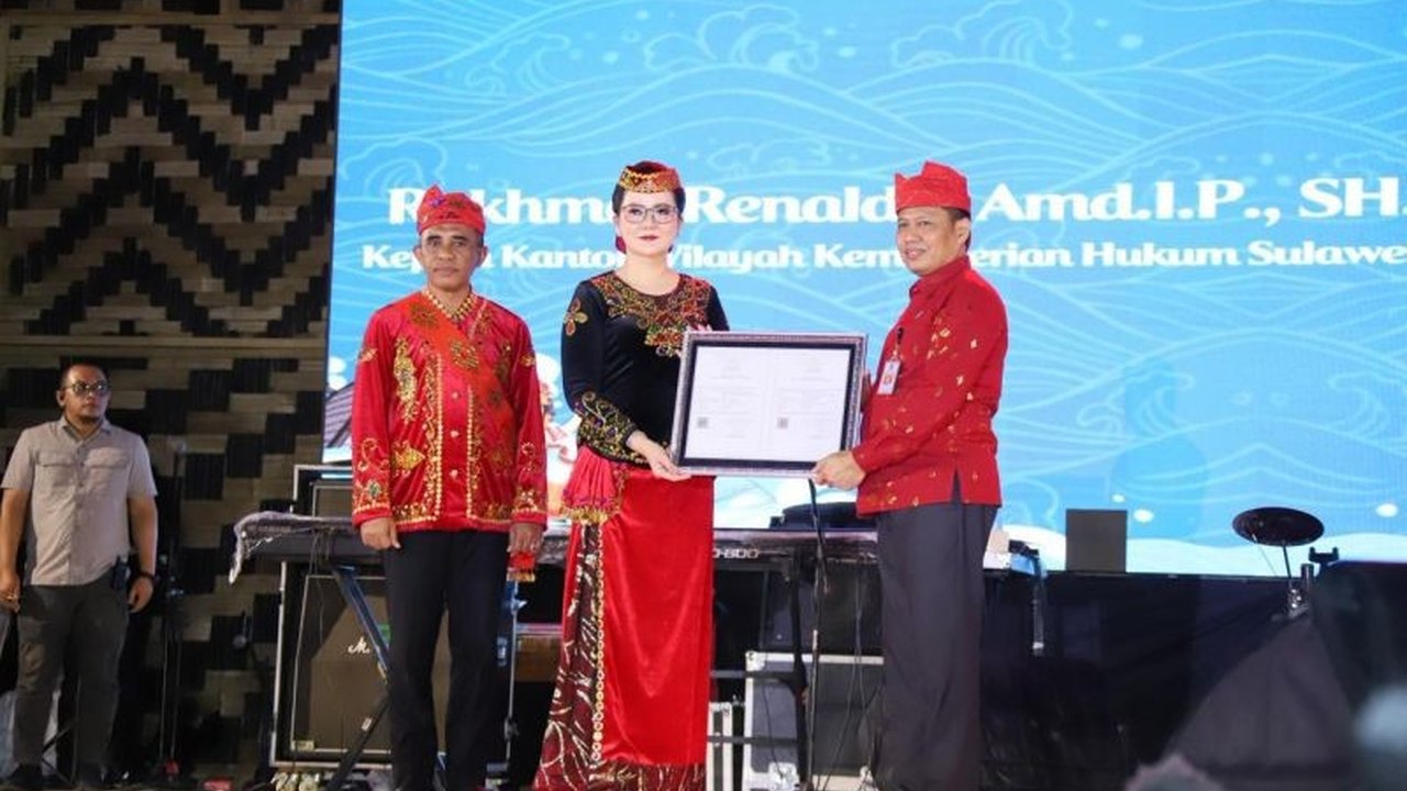 Kemenkum Sulteng resmi menyerahkan dua Sertifikat KIK Poso untuk Tari Tende Bomba dan Patung Langke Bulawa. Langkah ini penting untuk menjaga warisan budaya dari klaim pihak tak bertanggung jawab.