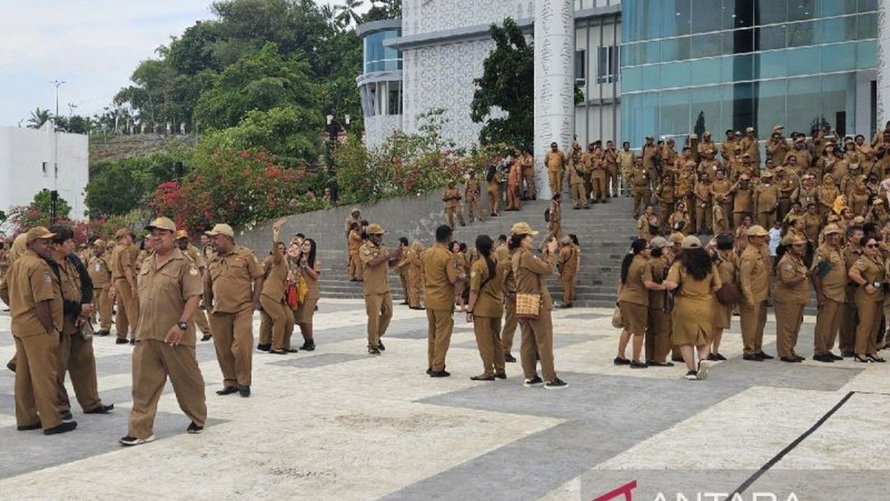 Pemerintah Provinsi Papua memastikan Tambahan Penghasilan Pegawai (TPP) bagi ASN tetap aman, meskipun terjadi penyesuaian dana transfer pusat. Simak detail jaminan TPP ASN Papua di sini!