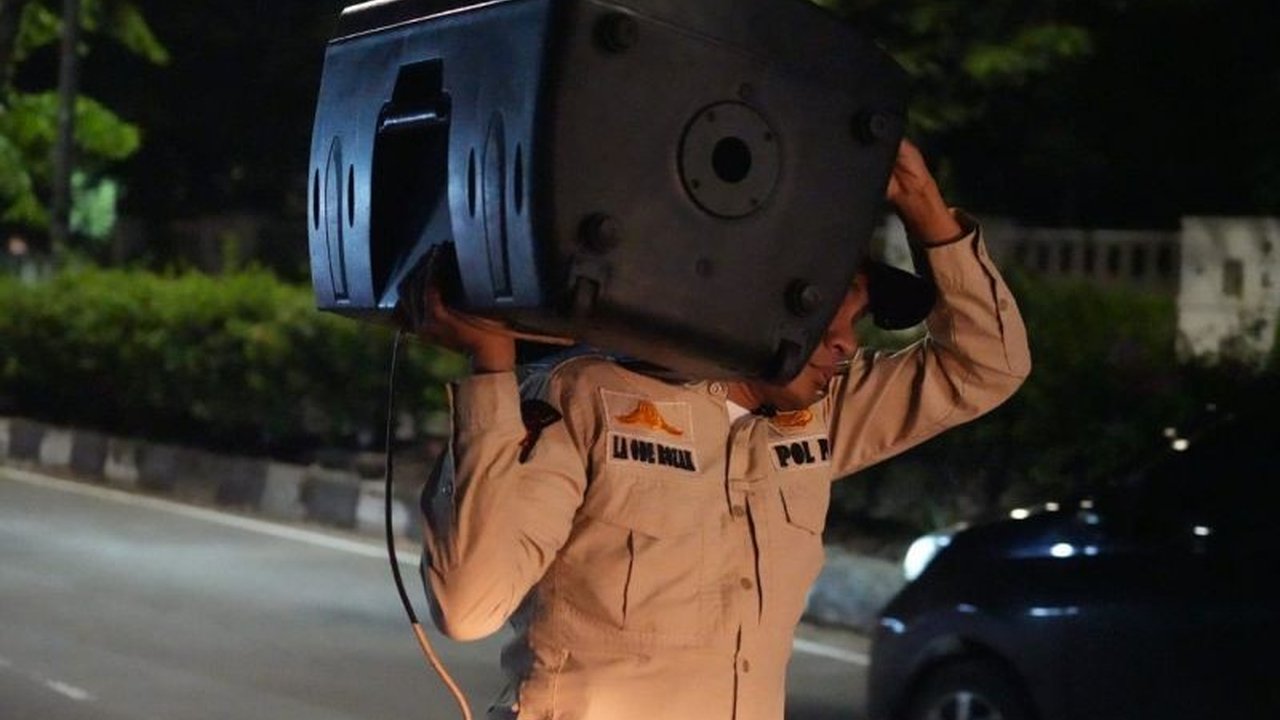 Satpol PP Tanjung Priok menertibkan PKL pengeras suara di Danau Sunter yang mengganggu warga. Sebanyak 19 speaker aktif diamankan. Mengapa penertiban ini mendesak?