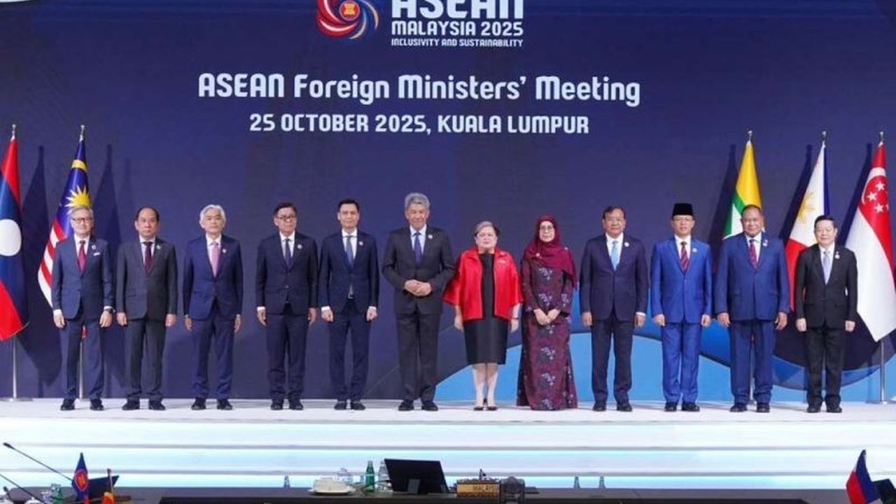 Menteri Luar Negeri RI Sugiono menyerukan pentingnya menjaga persatuan dan sentralitas ASEAN dalam menghadapi tantangan global dan internal, menegaskan peran krusial kawasan.