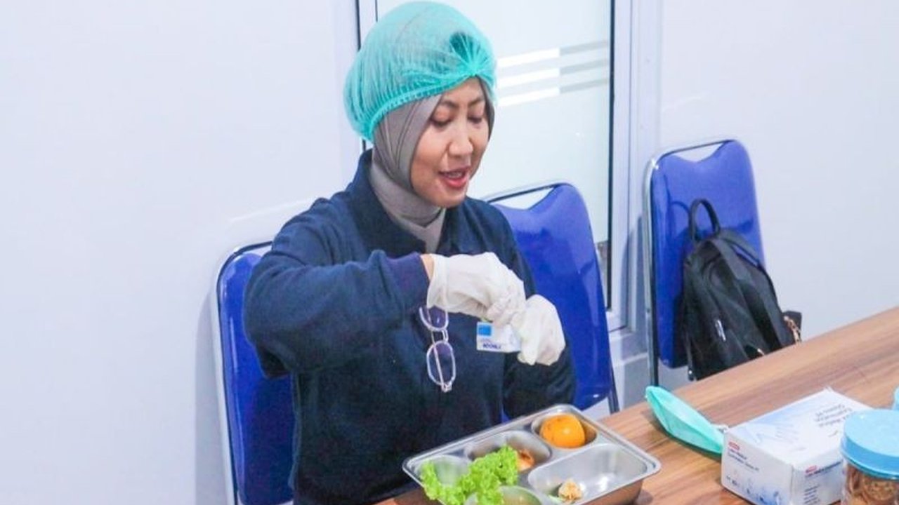 SPPG Polres Pemalang rutin melakukan pemeriksaan makanan ketat pada menu Makan Bergizi Gratis. Cari tahu bagaimana mereka menjamin keamanan pangan dan gizi anak-anak di Pemalang!