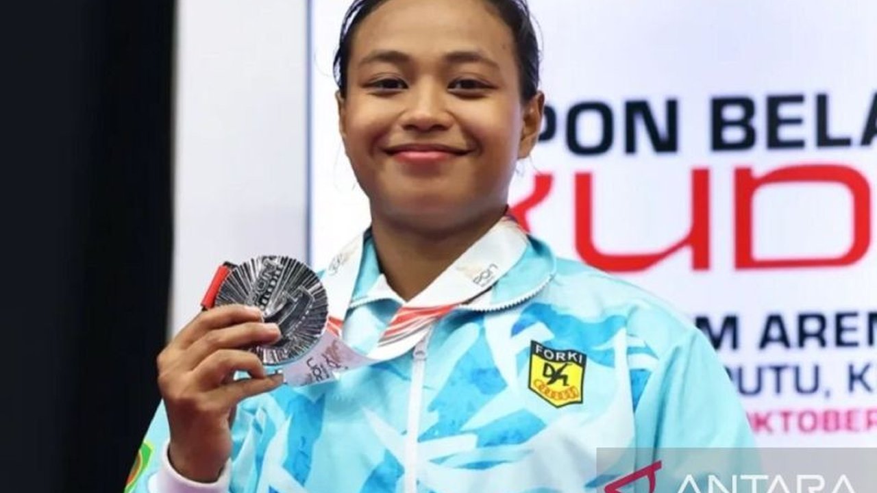 Kontingen Karate Maluku berhasil meraih tiga medali perak di ajang PON Bela Diri 2025 Kudus, Jawa Tengah, sebuah pencapaian membanggakan meski tanpa target emas.