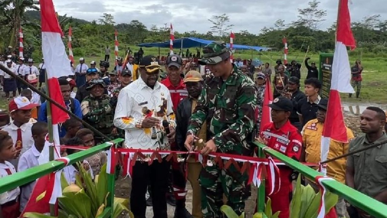Koops Swasembada Pangan TNI meresmikan pembangunan Jembatan Gantung Iwur sepanjang 120 meter di Pegunungan Bintang, Papua Pegunungan, permudah akses warga perbatasan.