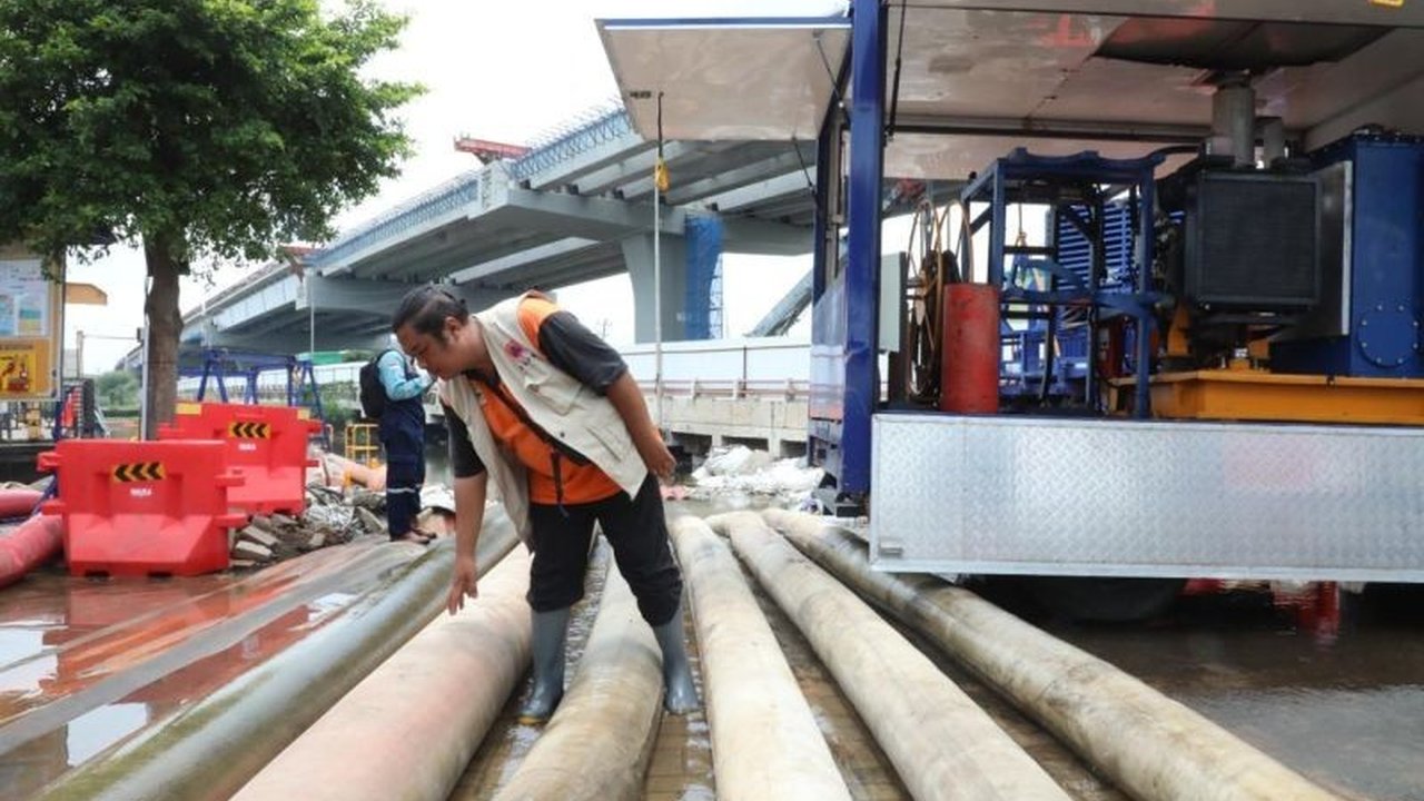 Pemerintah Provinsi Jawa Tengah mengerahkan tim gabungan dan 8 pompa air berkapasitas besar untuk tangani banjir Semarang Demak. Bagaimana upaya intensif ini dilakukan?