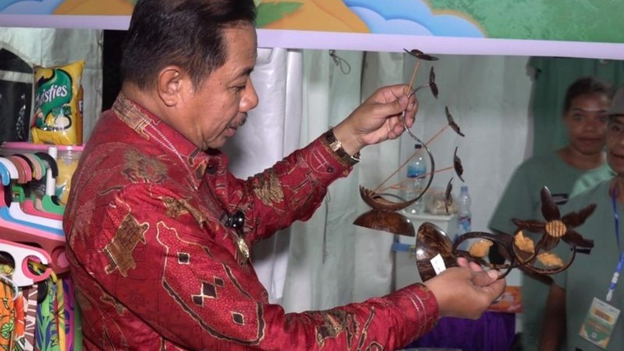 Pemkot Jayapura berkomitmen kuat dalam Pelestarian Budaya Jayapura, melibatkan seniman lokal dan mewajibkan penggunaan atribut adat di ruang publik. Simak upaya selengkapnya!