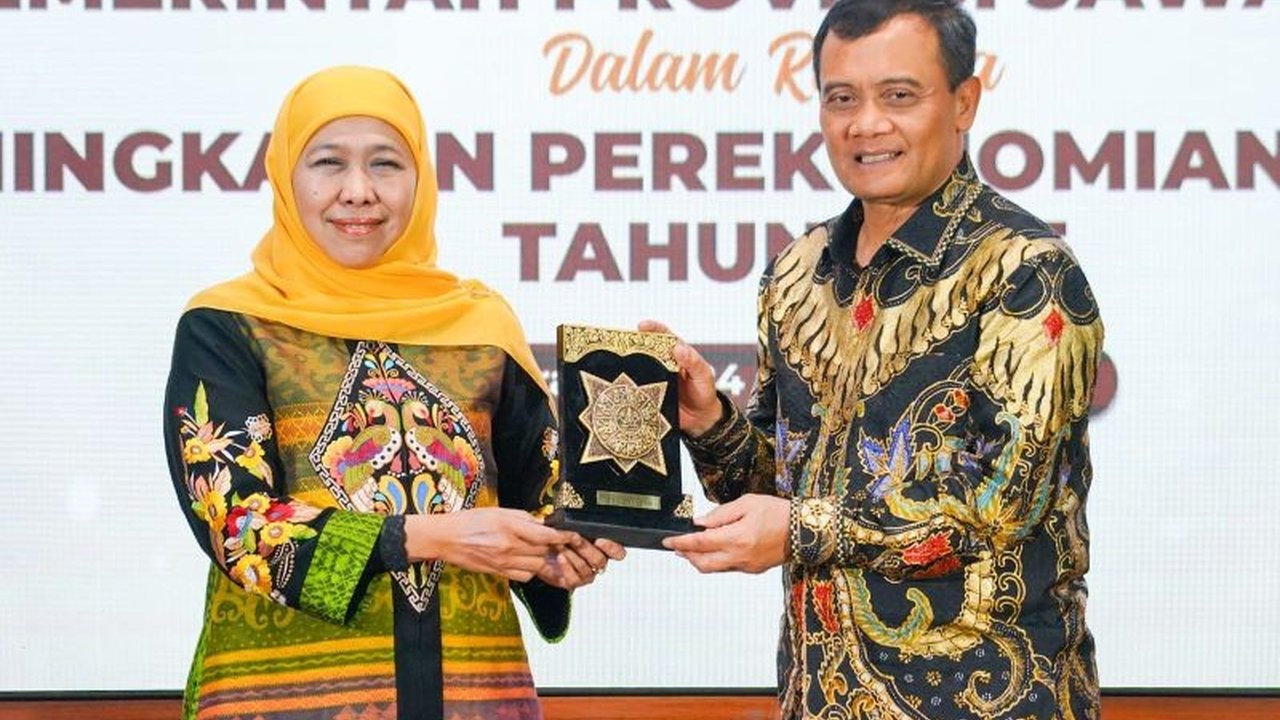 Pemerintah Provinsi Jawa Timur dan Jawa Tengah resmi meneken 11 perjanjian kerja sama lintas sektor. Kolaborasi ini diharapkan memperkuat konektivitas dan mendorong pertumbuhan ekonomi daerah yang berkelanjutan.