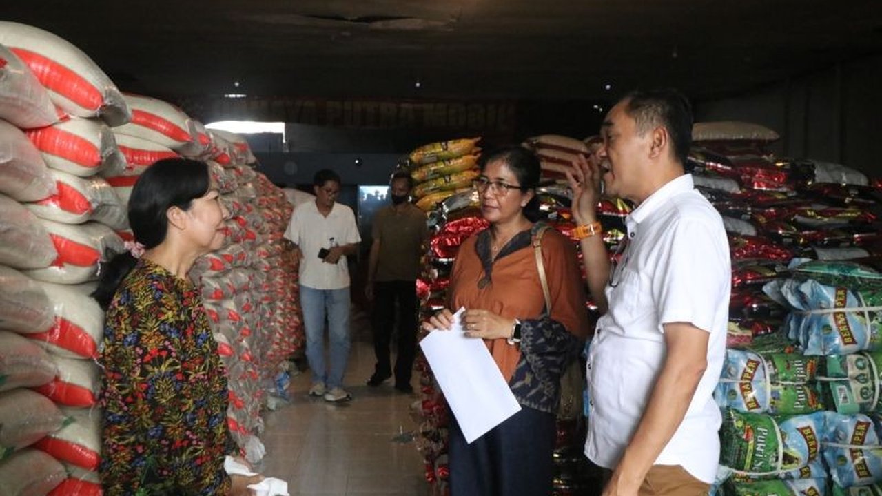 Polda Bali bersama Satgas Pengendalian Harga Beras Bali menegur dua distributor yang kedapatan menjual beras di atas HET, memastikan harga pangan stabil dan terjangkau bagi masyarakat.