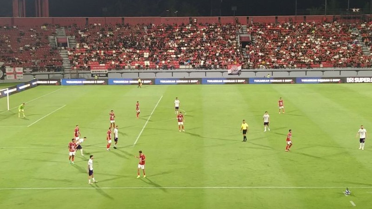 Pertandingan sengit antara Bali United dan Persita di pekan ke-10 Super League 2025/2026 berakhir tanpa gol. Hasil imbang ini mengubah posisi klasemen sementara dan menghentikan tren positif kedua tim.