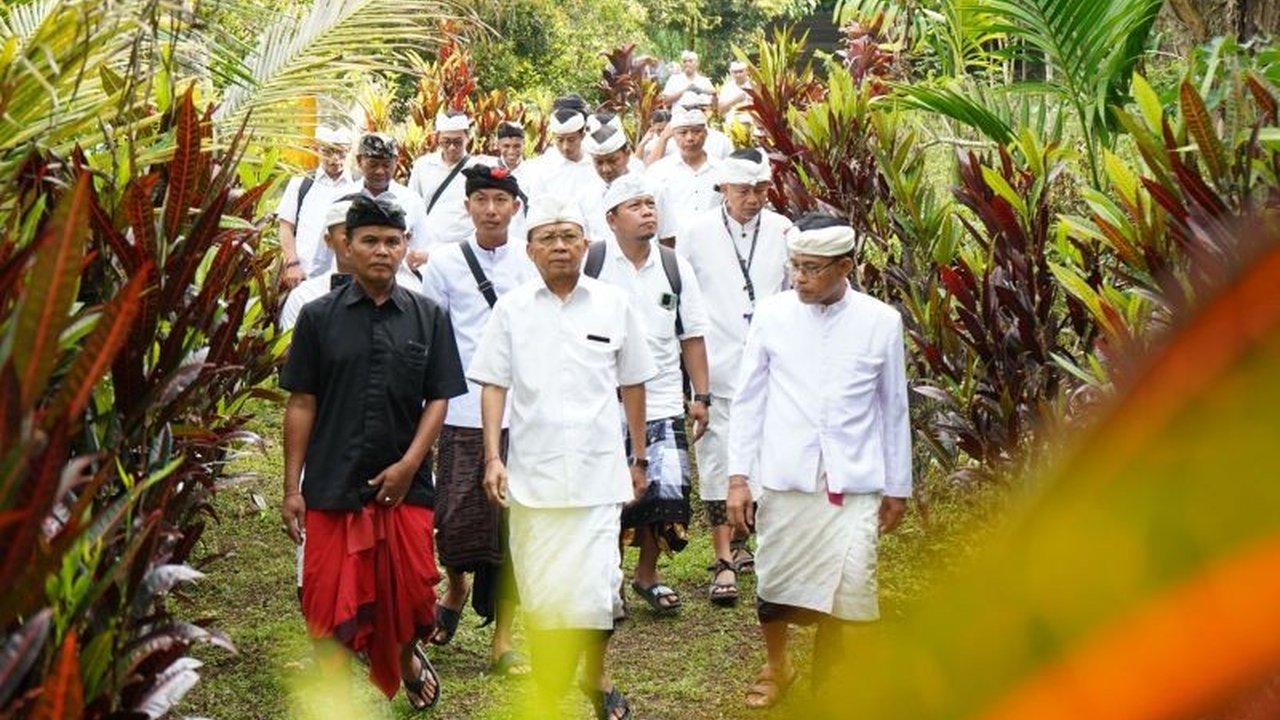 Gubernur Bali Wayan Koster mengajak masyarakat melestarikan kearifan lokal melalui Tumpek Wariga, hari suci penghormatan tumbuhan yang kini menjadi kebijakan resmi Pemprov Bali.