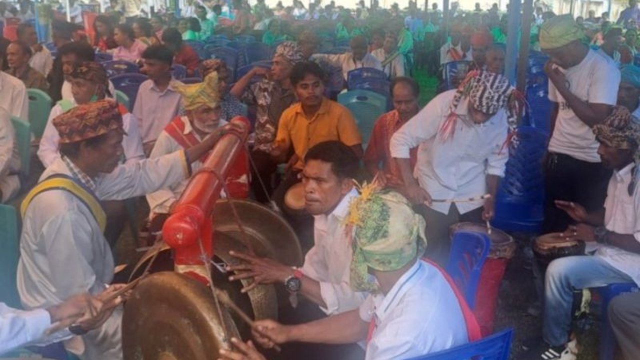 Suku Tabaru di Maluku Utara berkomitmen kuat menjaga warisan budaya leluhur mereka. Musyawarah pertama menyepakati pentingnya Pelindungan Tradisi Leluhur Suku Tabaru demi kelestarian dan manfaat ekonomi yang berkelanjutan.
