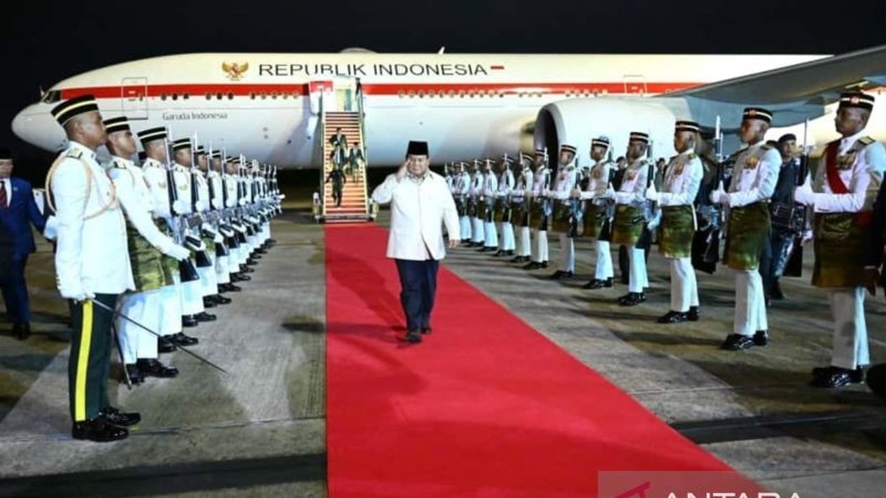 Presiden Prabowo Subianto telah tiba di Malaysia untuk menghadiri KTT ASEAN, di mana berbagai isu strategis, termasuk keanggotaan Timor Leste dan energi nuklir, akan dibahas.