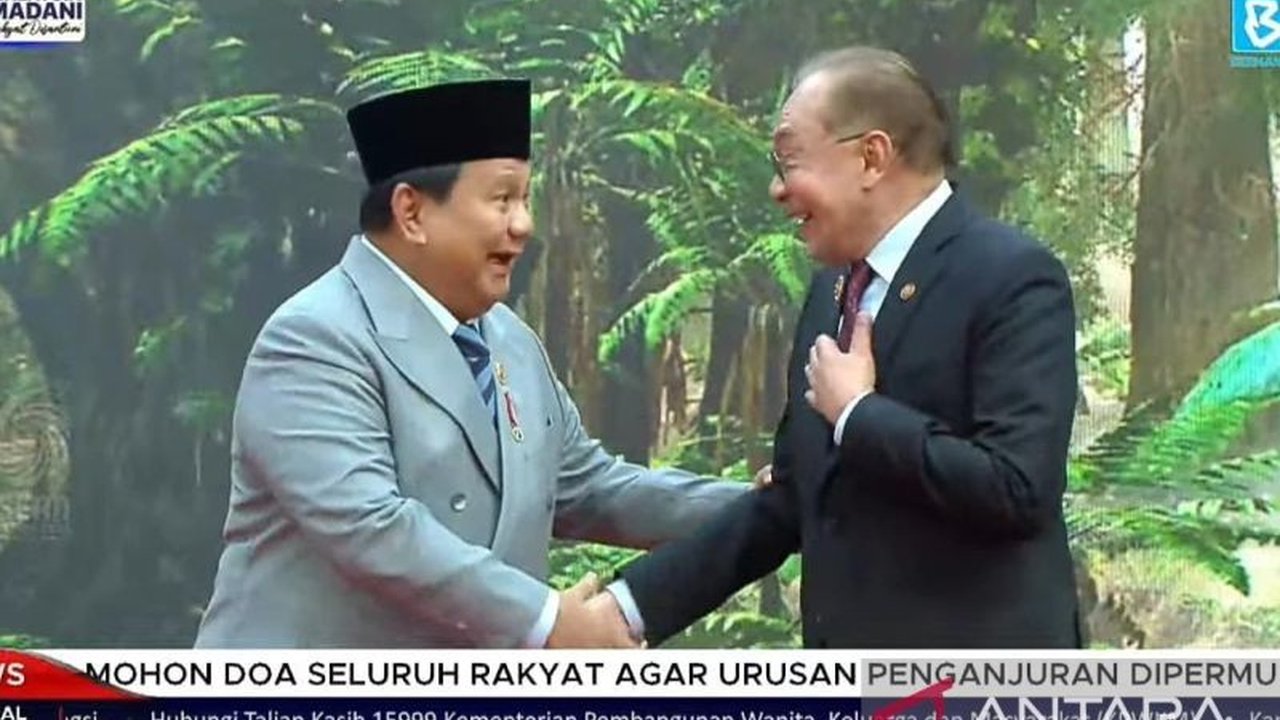 Presiden Prabowo Subianto disambut akrab PM Anwar Ibrahim di KTT ASEAN ke-47. Pertemuan ini juga mengukuhkan Timor Leste sebagai anggota penuh, membahas ekonomi regional dan perdamaian global.