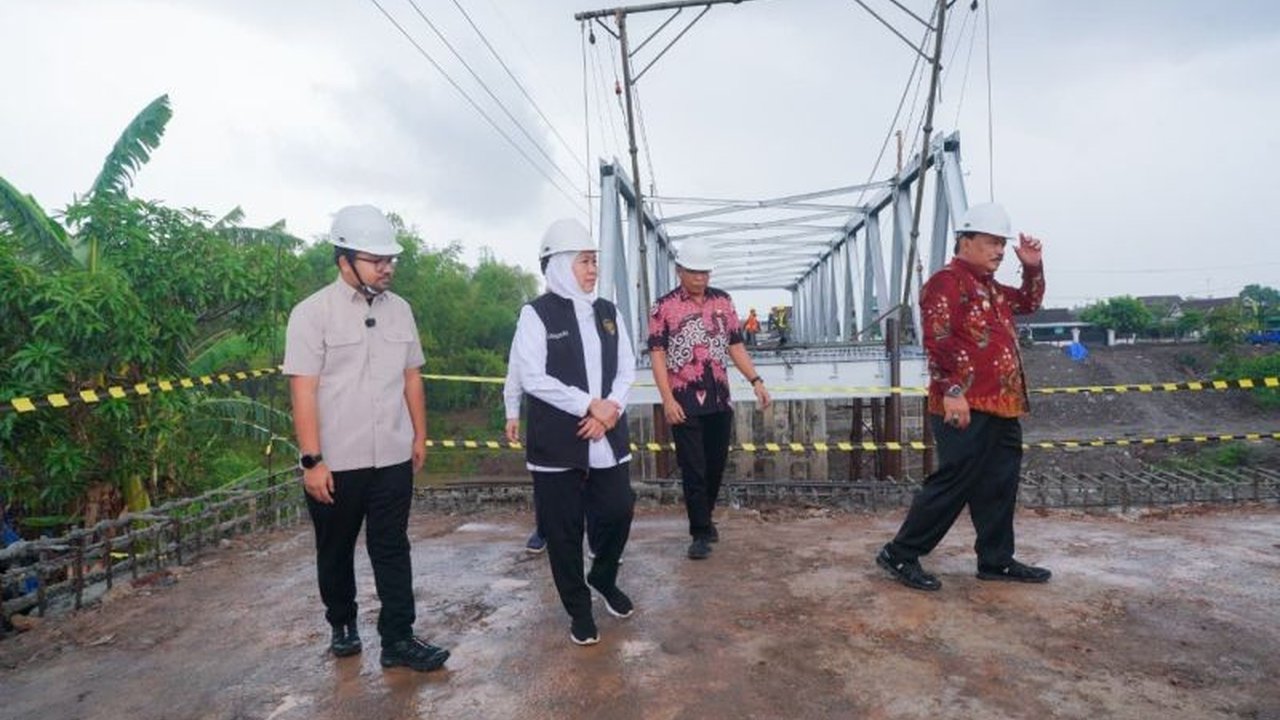 Rekonstruksi Jembatan Kutorejo Nganjuk yang vital hampir selesai, ditargetkan beroperasi pertengahan November 2025. Apa dampak positifnya bagi mobilitas warga?
