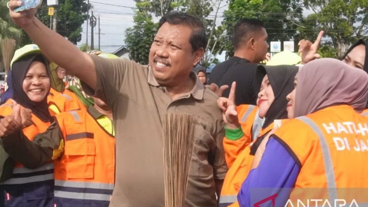 Wali Kota Pangkalpinang Saparudin mencanangkan program 'Pangkalpinang Kota Bersih' untuk atasi sampah dan penyakit, melibatkan ASN hingga masyarakat dengan inovasi Jumat Bersih dan cek kesehatan gratis. Bagaimana dampaknya?