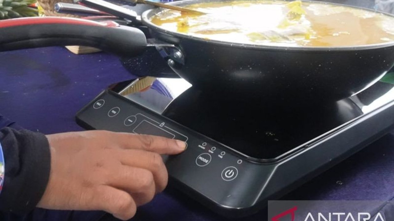 PLN Babel menggalakkan gerakan 'goes green' di momen Hari Listrik Nasional ke-80, mengajak masyarakat beralih ke energi bersih seperti kompor dan kendaraan listrik demi lingkungan berkelanjutan.