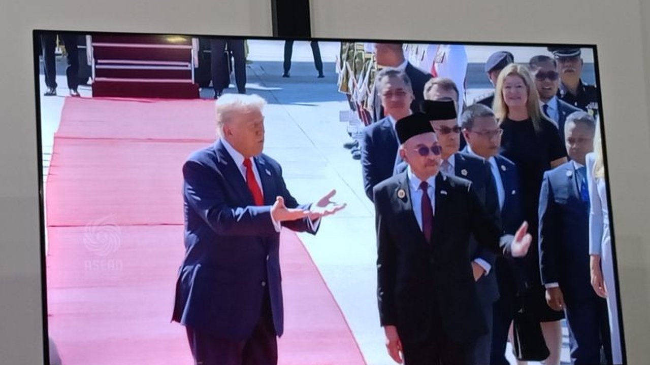 Presiden AS Donald Trump tiba di Malaysia untuk KTT ASEAN ke-47, disambut PM Anwar Ibrahim. Saksikan momen unik kedatangan Trump di KTT ASEAN yang berjoget dan kibarkan bendera!