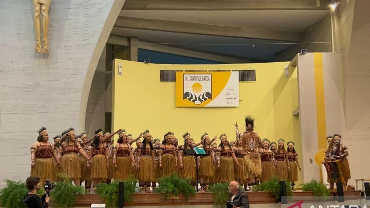 Iyakoko Patea Choir, paduan suara asal Mimika, Papua Tengah, berhasil meraih tujuh penghargaan bergengsi di Italia, membuktikan talenta vokal Indonesia di kancah global.