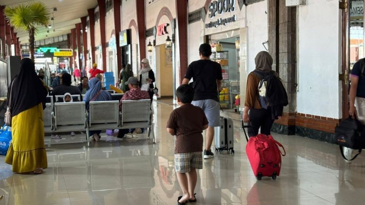 Tiga perjalanan Pembatalan KA jarak jauh dari Daop 4 Semarang menuju Jakarta dibatalkan akibat insiden anjlok di Stasiun Kedunggedeh. Ketahui dampak dan komitmen KAI terkait peristiwa unik yang terjadi pada 25 Oktober 2025 ini!