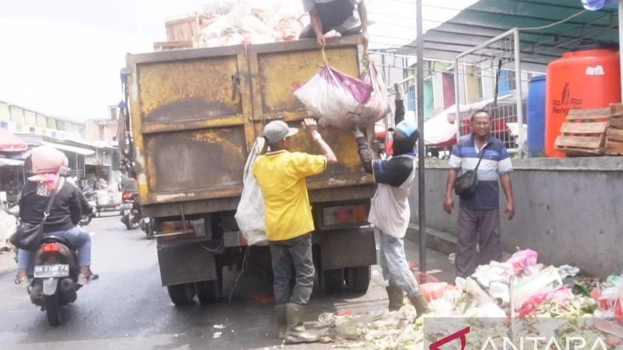 Jasa Raharja Babel menyalurkan ratusan alat kebersihan, termasuk rompi berpesan unik, kepada petugas kebersihan Pangkalpinang. Bagaimana bantuan ini memotivasi pejuang lingkungan?