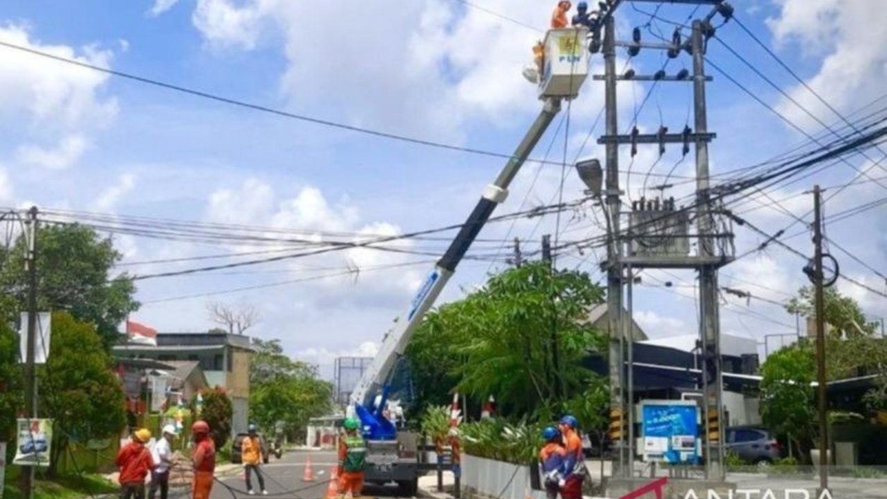 PLN Babel mengintensifkan pengamanan jaringan listrik demi cegah pemadaman. Melalui penebangan pohon, PLN berkomitmen jaga pasokan. Bagaimana upaya ini berdampak pada warga?