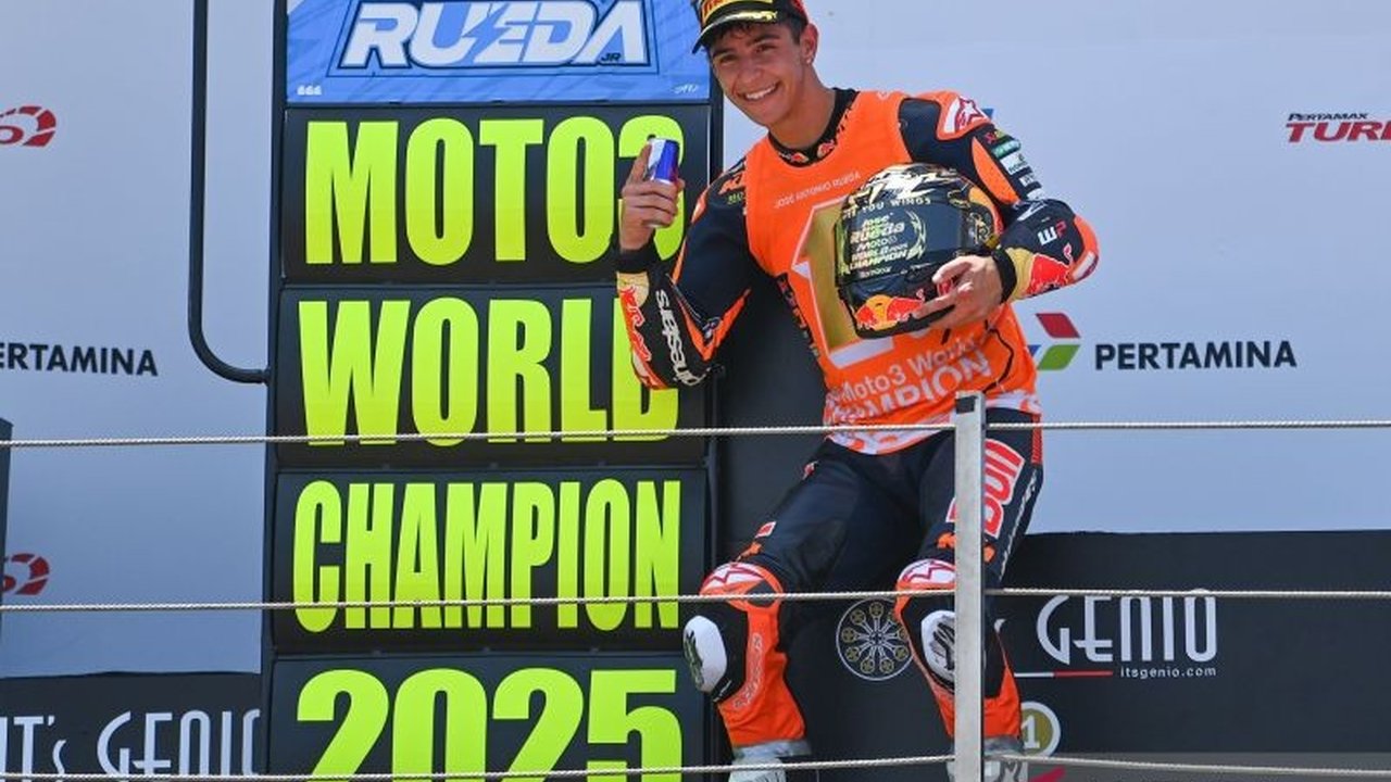Kecelakaan Moto3 Malaysia di Sirkuit Sepang menunda balapan setelah Jose Antonio Rueda dan Noah Dettwiler terpental keras, memaksa evakuasi helikopter. Apa penyebabnya?