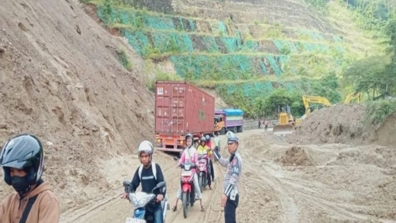 Kabar gembira bagi pengendara! Ruas Jalan Kebun Kopi Palu Parimo kini tidak lagi memberlakukan sistem buka tutup setelah empat bulan perbaikan. Simak detailnya!
