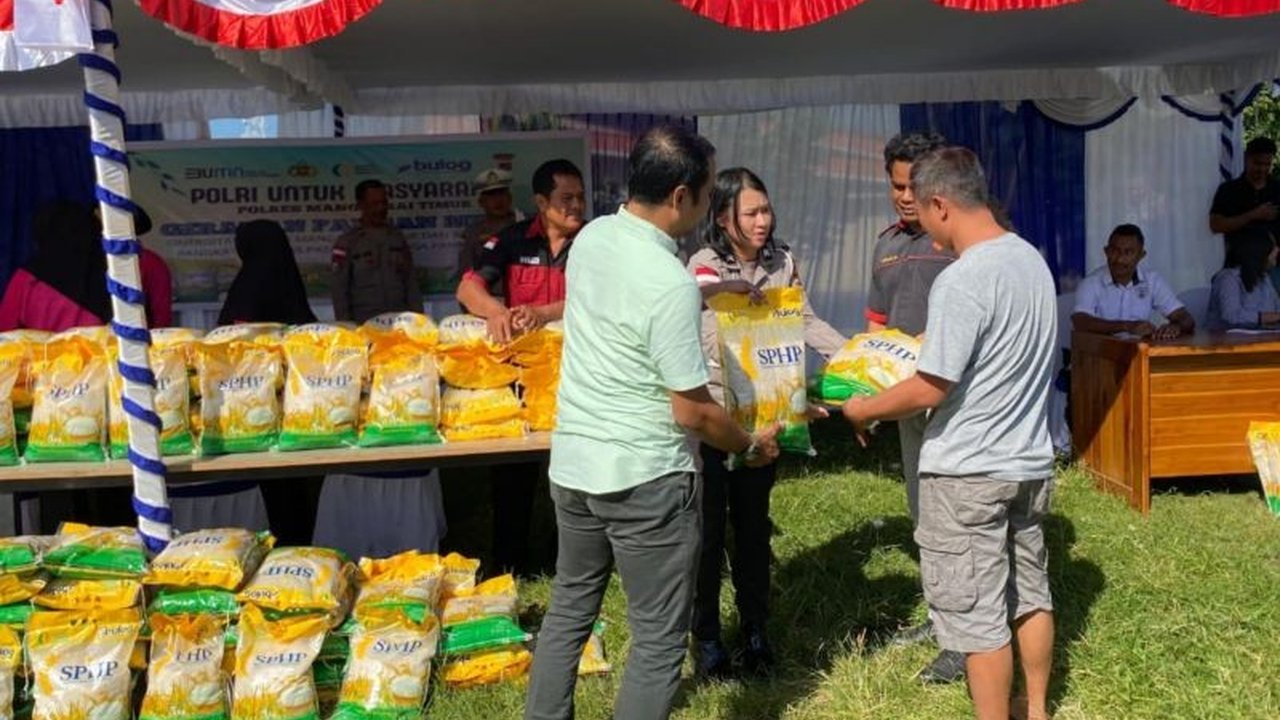 Polres Manggarai Timur salurkan 120 ton beras SPHP sejak Januari hingga akhir Oktober 2023, kolaborasi jaga stabilitas harga pangan. Bagaimana upaya ini menekan monopoli harga di pasaran?