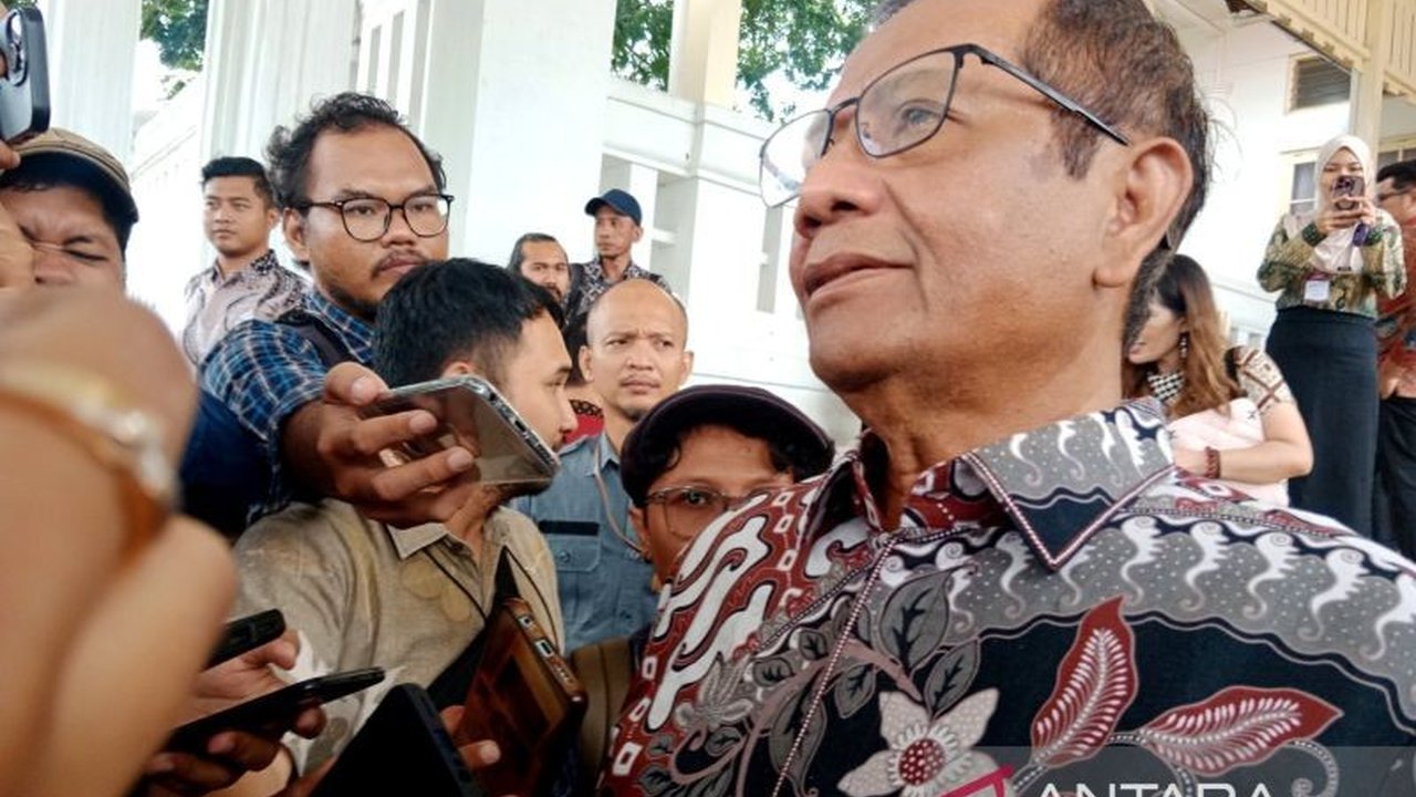 Mahfud MD menyatakan kesiapannya dipanggil KPK untuk memberi keterangan soal dugaan mark up Kereta Cepat Whoosh, menepis desakan pelaporan resmi.