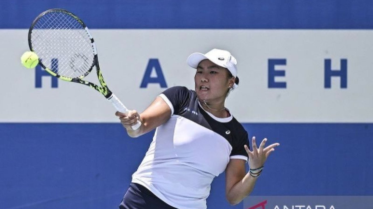 Petenis kebanggaan Indonesia, Janice Tjen, kini hanya selangkah lagi menuju babak utama WTA 125 Suzhou. Akankah ia mengukir sejarah baru dalam karier gemilangnya?
