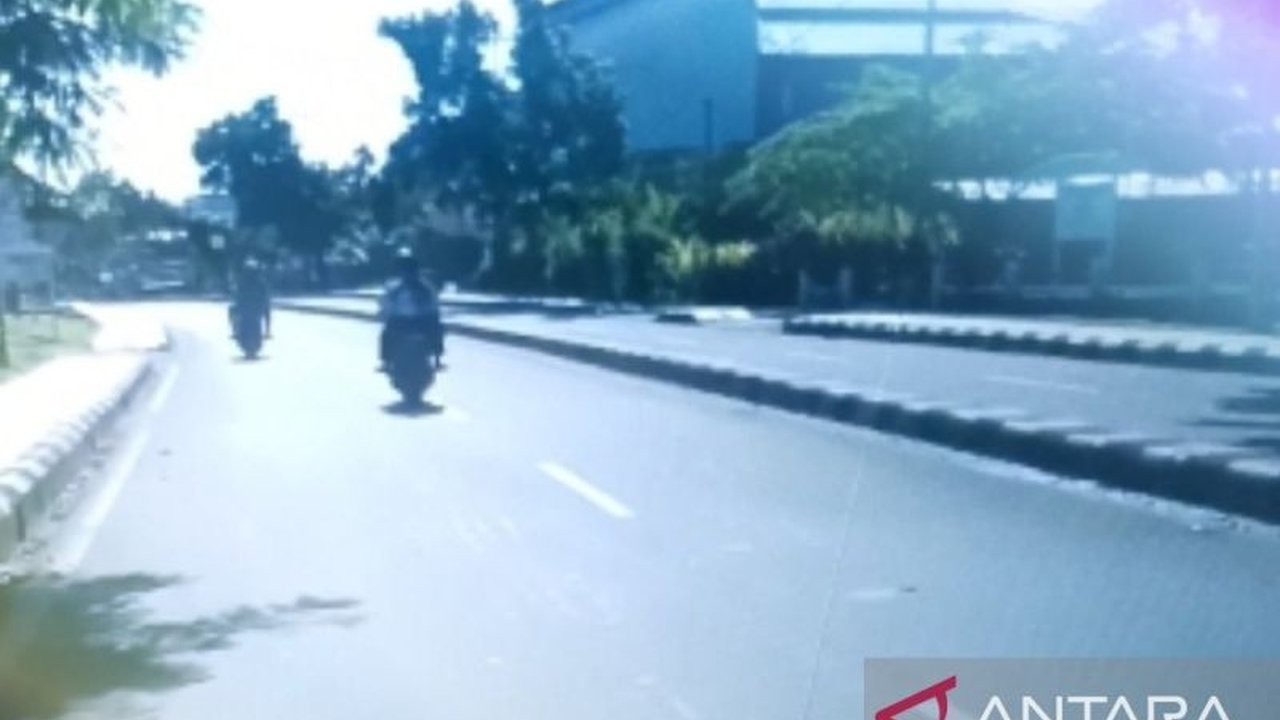 Dinas Pekerjaan Umum Biak Numfor sedang melakukan pemeliharaan jalan sepanjang 450 meter di dua kampung wisata, Soryar dan Anggopi, untuk mendukung Pemeliharaan Jalan Kampung Wisata Biak dan meningkatkan perekonomian masyarakat.