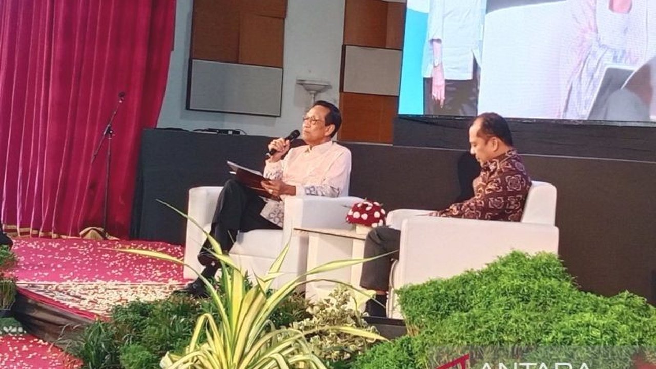 Gubernur DIY, Sultan HB X, mengingatkan para pejabat untuk membuka ruang dialog dengan generasi muda, belajar dari kesenjangan komunikasi di Reformasi 1998. Mengapa dialog ini krusial untuk masa depan bangsa?