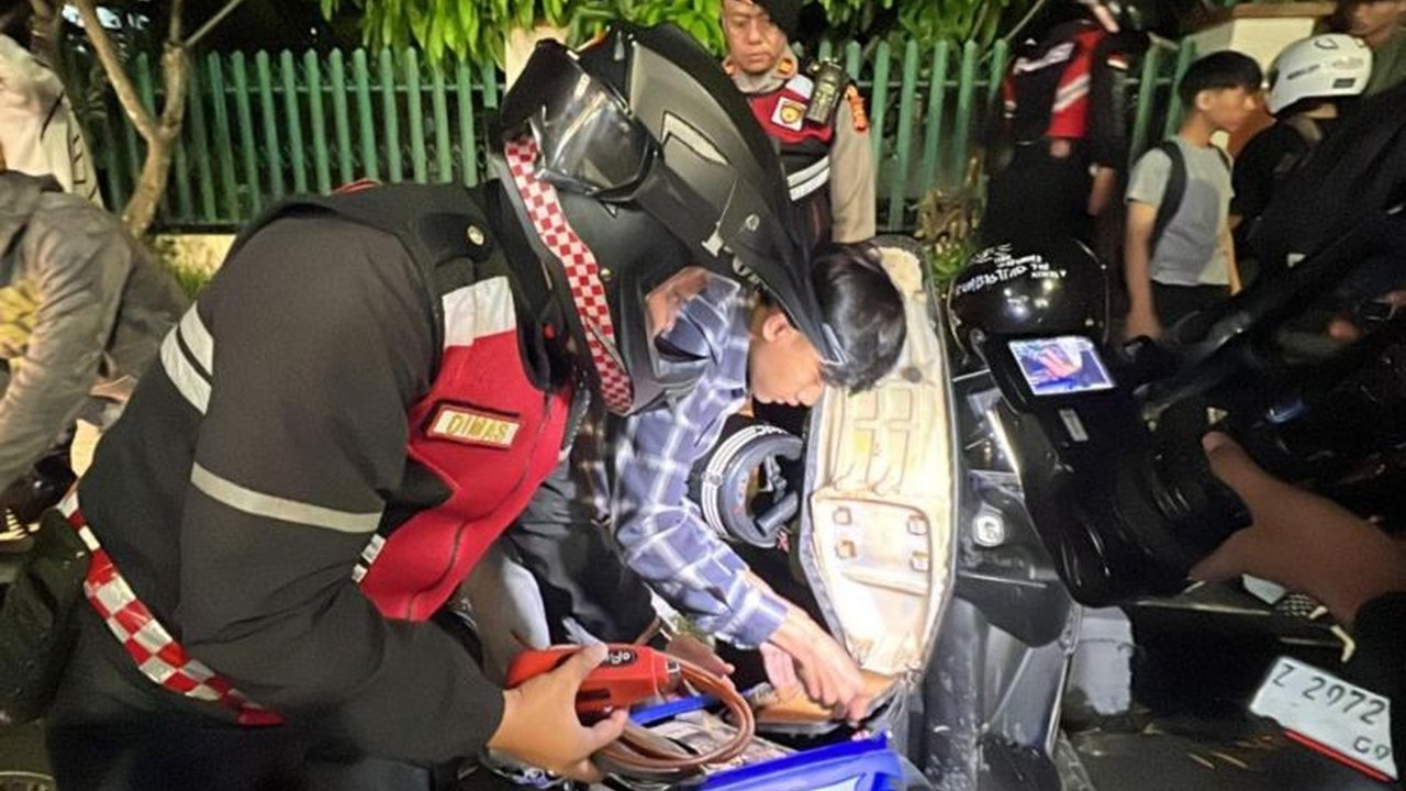 Patroli Polres Garut gencar berantas peredaran minuman keras dan premanisme di Garut, berhasil sita puluhan botol miras dan knalpot bising. Bagaimana upaya menjaga keamanan ini?