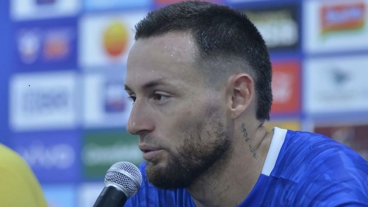 Kapten Persib Bandung, Marc Klok, bertekad meraih tiga poin penuh saat menjamu Persis Solo di GBLA. Akankah Pangeran Biru mampu melanjutkan tren positifnya?