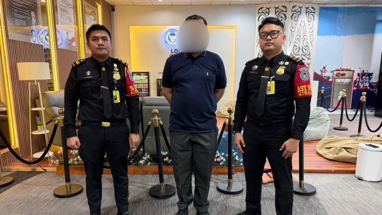 Imigrasi Medan berhasil menggagalkan dua WNA Pakistan yang terindikasi pelaku kejahatan, termasuk terorisme dan pembunuhan, masuk ke Indonesia. Bagaimana modus operandi mereka terdeteksi dan langkah apa yang diambil Imigrasi?