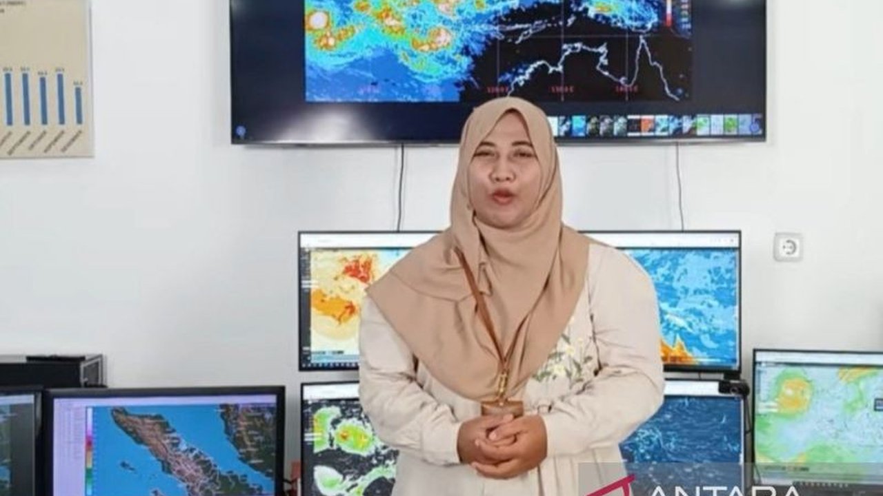 BBMKG Wilayah I Medan memprediksi sebagian besar wilayah Sumatera Utara berpotensi hujan ringan hingga sedang pada Senin, termasuk Medan. Ketahui daerah mana saja yang perlu waspada terhadap potensi hujan Sumut!
