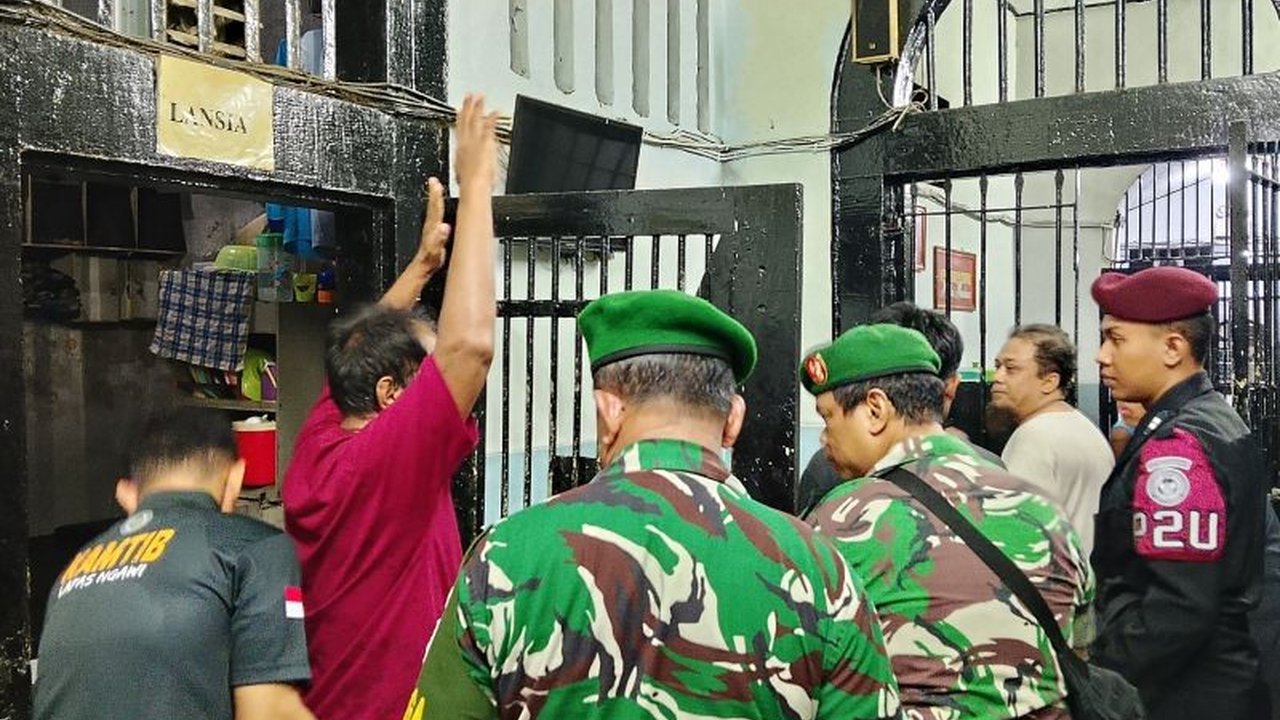 Petugas gabungan TNI-Polri dan Lapas Ngawi berhasil menyita ponsel, benda tajam, dan barang terlarang lainnya dari warga binaan, memperkuat deteksi dini gangguan keamanan.