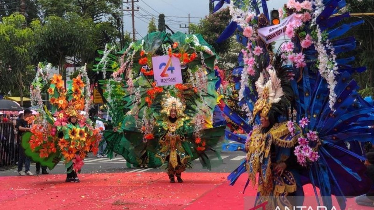 Pemerintah Kota Batu sukses gelar Batu Art Flower Carnival 2025, memamerkan potensi alam dan budaya. Target 11,5 juta wisatawan siap dicapai, saksikan kemeriahannya!