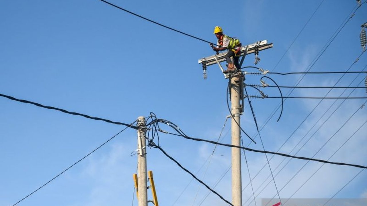 Puskep UI mengapresiasi capaian rasio elektrifikasi nasional sebesar 99,83 persen, menandakan komitmen pemerintah dalam pemerataan energi yang menjangkau seluruh wilayah Indonesia.